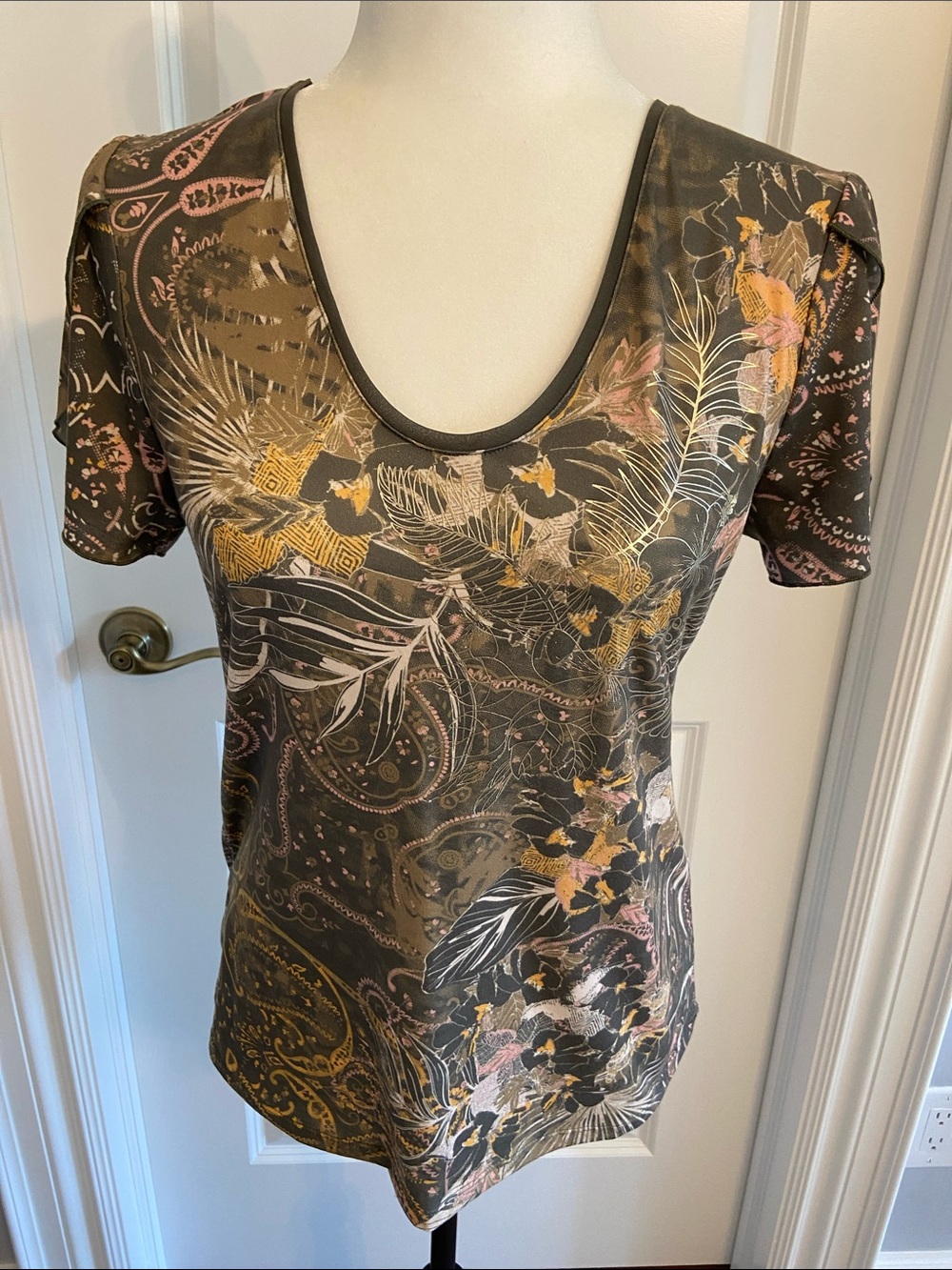 Women’s Abstract Scoop Neck Short Sleeve Top in Olive with Gold Accents. Size Sm